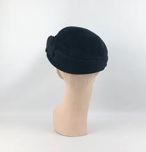 Load image into Gallery viewer, 1950s Black Felt Close Fitting Hat