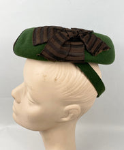 Load image into Gallery viewer, Original 1940s Forest Green Felt Hat with Chocolate Brown Grosgrain Bow Trim