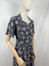 Load image into Gallery viewer, Original Volup St Michael Classic 1950s Cotton Day Dress in Grey and White Floral Print - Bust 40 42
