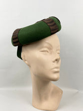 Load image into Gallery viewer, Original 1940s Forest Green Felt Hat with Chocolate Brown Grosgrain Bow Trim