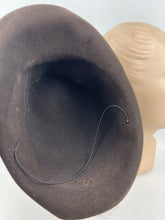 Load image into Gallery viewer, 1930s 1940s Dark Chocolate Brown Felt Hat with Net and Double Bow Trim *
