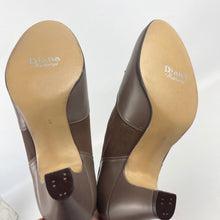 Load image into Gallery viewer, Original 1940's Deadstock in Box Taupe Suede and Leather Shoes by Diana - UK 4