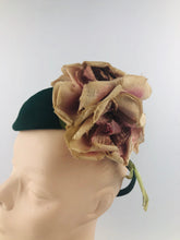 Load image into Gallery viewer, 1940s Forest Green Felt Hat with Flowers