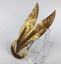 Load image into Gallery viewer, Vintage 1930s Double Feather Autumnal Brooch
