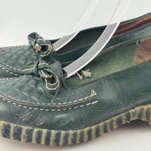 Load image into Gallery viewer, Original 1940's 1950's Forest Green Leather Slip on Shoes with Bow Trim - UK 5 *