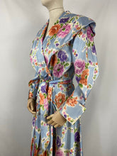 Load image into Gallery viewer, Original 1940s 1950s Chaslyn Model Luxurious Feel Blue Housecoat in a Pretty Floral Print - Bust 36 37 38