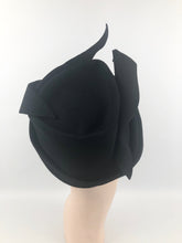 Load image into Gallery viewer, 1940s Black Felt "Chimney Pot" Hat