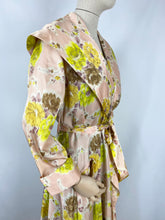 Load image into Gallery viewer, Original 1940s 1950s Chaslyn Model Luxurious Feel Pink Housecoat in a Pretty Floral Print - Bust 36 37 38