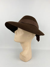 Load image into Gallery viewer, Original Late 1930s Early 1940s Chocolate Brown Felt Hat - Classic Shape