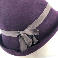 Load image into Gallery viewer, 1930s Burgundy Felt Hat with Grosgrain Band