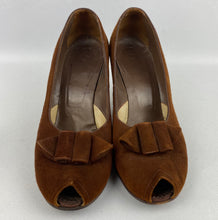 Load image into Gallery viewer, Original 1940s Chestnut Suede Shoes by Delta - Uk size 6