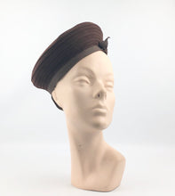 Load image into Gallery viewer, 1940s Chocolate Brown Felt Seamed Beret Hat
