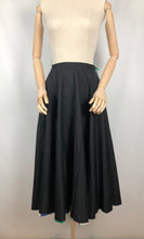Load image into Gallery viewer, Original 1950s Reversible Circle Skirt in Patchwork Print and Black - Waist 28"
