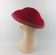 Load image into Gallery viewer, 1950s Vibrant Red Felt Hat with Pink Trim