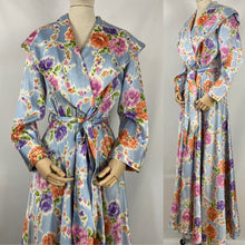 Load image into Gallery viewer, Original 1940s 1950s Chaslyn Model Luxurious Feel Blue Housecoat in a Pretty Floral Print - Bust 36 37 38