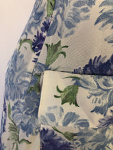 Load image into Gallery viewer, Wounded But Wearable 1950s St Michael Carnation Floral Print Robe - B36