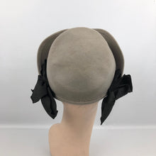 Load image into Gallery viewer, 1940s Grey Felt Hat with Double Bow Trim in Black