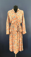 Load image into Gallery viewer, Original 1940s Peach Crepe Floral Dress with Grey and White Print - Bust 38 40 42 - Volup
