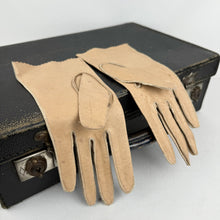 Load image into Gallery viewer, Original 1930&#39;s Blush Pink Pig Skin Leather Gloves with Punch Detail and Scallop Trim by Morley - Size 6
