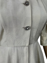 Load image into Gallery viewer, Original 1940&#39;s 1950&#39;s Cream Grosgrain Zip Fronted Housecoat by Evelyn Pearson - Bust 34 *
