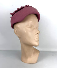 Load image into Gallery viewer, Original 1950&#39;s Mauve Pink Felt Hat with Pretty Felt Flower Detail *
