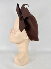 Load image into Gallery viewer, Original 1940's Mid Brown Felt Beret Hat with Bow Trim
