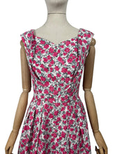 Load image into Gallery viewer, Original 1950's White, Pink and Grey Waffle Cotton Rose Print Day Dress - Bust 35 *

