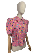 Load image into Gallery viewer, 1940&#39;s Reproduction Blouse in Pink, Blue, Yellow and White Feed Sack - Bust 35 37
