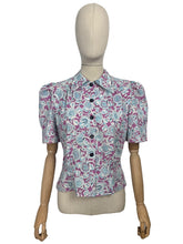 Load image into Gallery viewer, 1940&#39;s Reproduction Blouse in Mauve, Blue and White Floral Made from a Feed Sack - Bust 35 37
