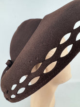 Load image into Gallery viewer, Original 1940&#39;s Dark Brown Felt Platter Hat with Openwork Brim and Bow Trim
