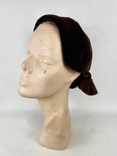 Load image into Gallery viewer, Original Late 1940's Two Tone Brown Velvet Hat with Bow Trim
