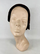 Load image into Gallery viewer, Original Late 1940's Two Tone Brown Velvet Hat with Bow Trim
