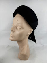 Load image into Gallery viewer, Original 1940's Black Felt Hat with Wide Grosgrain Trim
