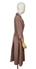 Load image into Gallery viewer, Original 1950’s Stylish Warm Brown Slub Linen Day Dress - Bust 36 *
