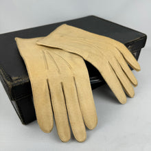 Load image into Gallery viewer, Original 1940&#39;s CC41 Men&#39;s Pig Skin Natural Leather Gloves with Gold Tone Button Fastening - Size 8 *
