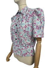 Load image into Gallery viewer, 1940&#39;s Reproduction Blouse in Mauve, Blue and White Floral Made from a Feed Sack - Bust 35 37

