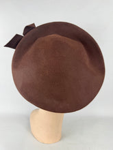 Load image into Gallery viewer, Original 1940's Mid Brown Felt Beret Hat with Bow Trim
