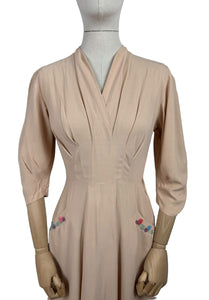 Original 1940’s Beige Crepe Day Dress with Embroidered Pocket Detail - Bust 34 35 *