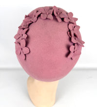 Load image into Gallery viewer, Original 1950&#39;s Mauve Pink Felt Hat with Pretty Felt Flower Detail *
