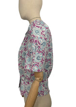 Load image into Gallery viewer, 1940&#39;s Reproduction Blouse in Mauve, Blue and White Floral Made from a Feed Sack - Bust 35 37
