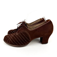 Load image into Gallery viewer, Original Late 1930&#39;s or Early 1940&#39;s Clarks Chocolate Brown Lace Up Shoes - Size 6 6.5
