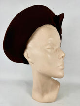 Load image into Gallery viewer, Original 1940's Mid Brown Felt Beret Hat with Bow Trim

