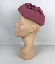 Load image into Gallery viewer, Original 1950&#39;s Mauve Pink Felt Hat with Pretty Felt Flower Detail *

