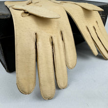 Load image into Gallery viewer, Original 1940&#39;s CC41 Men&#39;s Pig Skin Natural Leather Gloves with Gold Tone Button Fastening - Size 8 *
