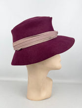 Load image into Gallery viewer, Original 1940&#39;s Burgundy Felt Fedora with Pink Pleated Trim
