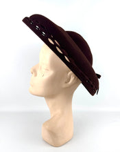 Load image into Gallery viewer, Original 1940&#39;s Dark Brown Felt Platter Hat with Openwork Brim and Bow Trim
