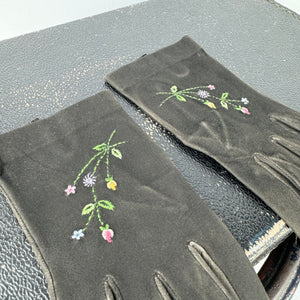 Vintage 1950's Black Suede Gloves with Floral Embroidery - Size 6.5 *