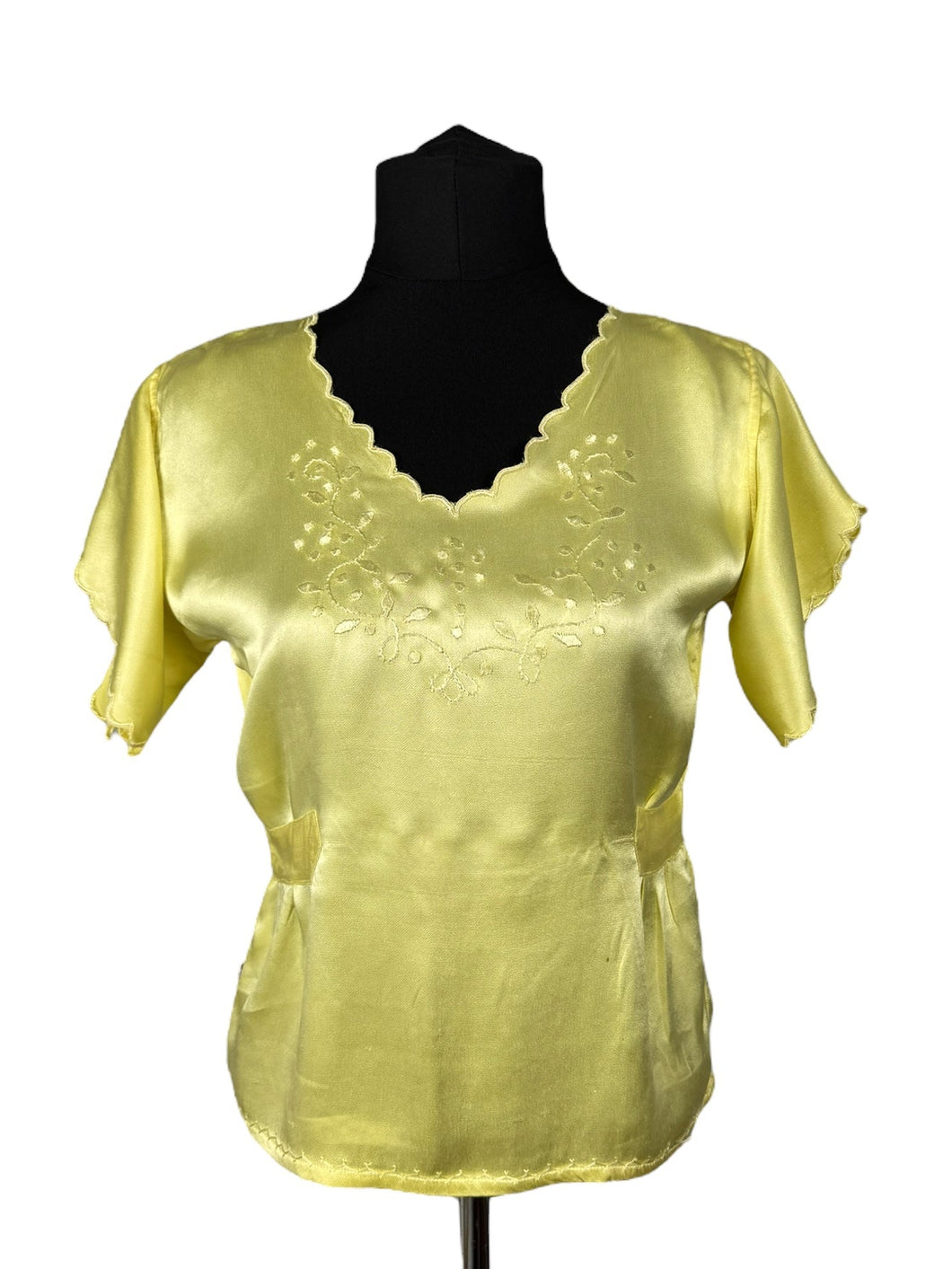 Original 1940’s Embroidered Lemon Yellow Pyjama Top with Scalloped Edge - Great Summer Blouse - Bust 32 34