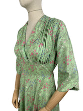 Load image into Gallery viewer, Original 1940&#39;s Pure Silk Day Dress with Pretty Floral Print by Debinex - Bust 38 *
