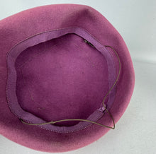 Load image into Gallery viewer, Original 1950&#39;s Mauve Pink Felt Hat with Pretty Felt Flower Detail *

